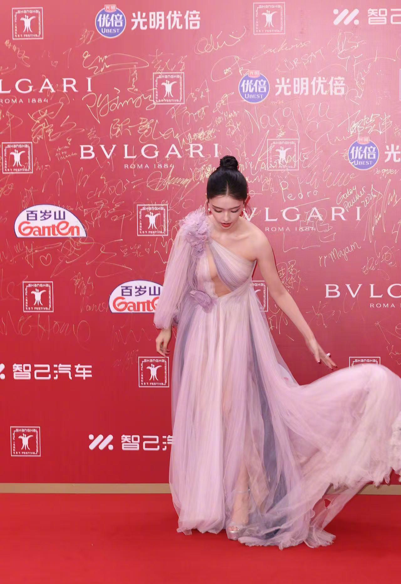 海外华人必看!3招解除微博影视综艺地区限制,林允红毯造型全网刷屏