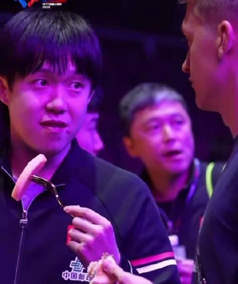 看到王楚钦抽签仪式上啃香肠的样子,我突然明白:海外华人想追国乒比赛有多难