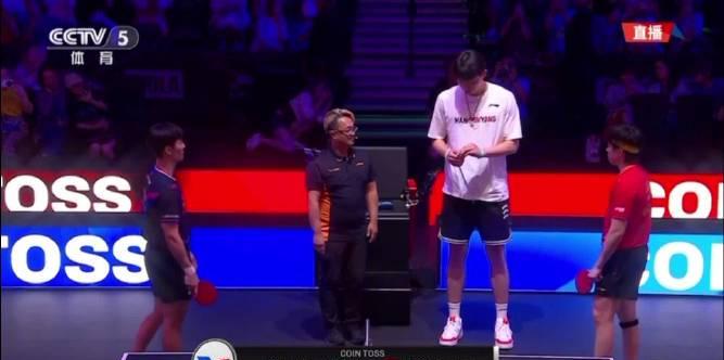 【萌翻全网】王楚钦站杨翰森身边秒变"小手办"!1米82猛男瞬间娇小可爱,网友:这身高差太犯规了