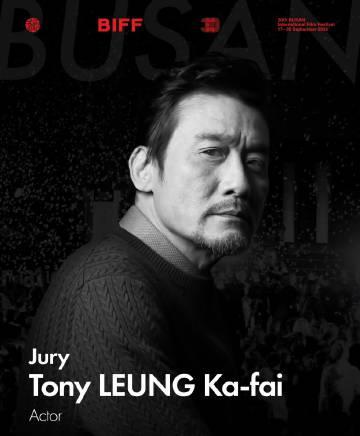 刷到梁家辉当选釜山电影节评委时,我正在海外熬夜抢《狂野时代》的播放权——结果卡成了PPT