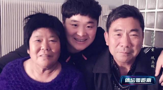 刷到巩立姣巴黎赛后含泪谈母亲,我放下游戏手柄:有些遗憾,比网络延迟更扎心