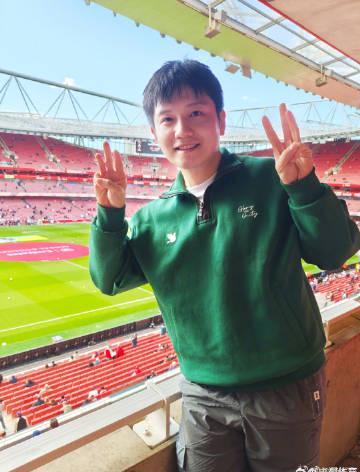 刷到樊振东的英超现场照时,我正卡在海外看国综的转圈加载中——原来明星也逃不过地域限制的痛