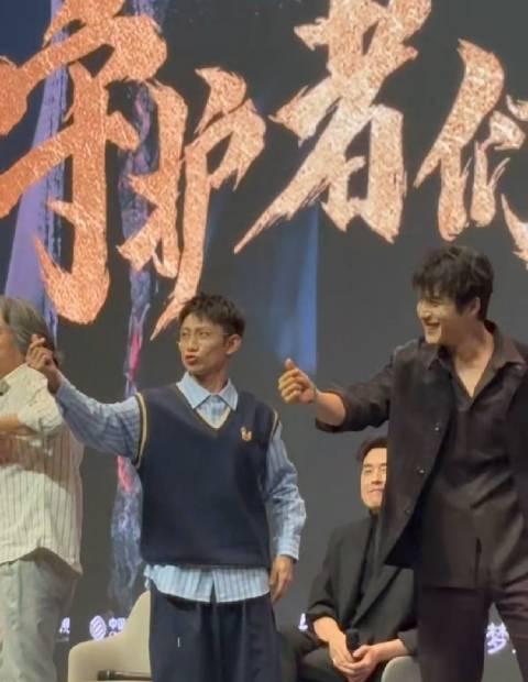 海外华人必看!韩东君比心翻车现场笑翻全网,教你如何轻松解锁国内热门综艺