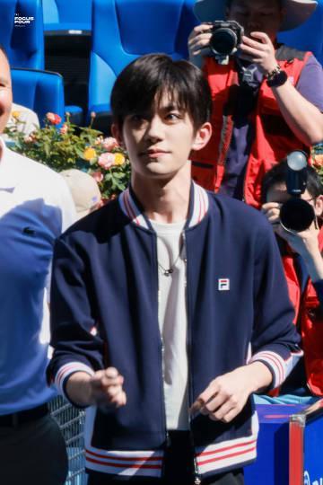 海外华人必看!8年对比见证易烊千玺蜕变,这些细节让人泪目