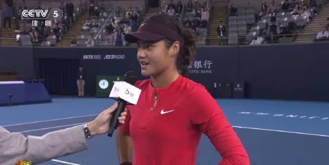 美网冠军秀中文惊艳全场!原来她是半个沈阳闺女,这口语水平你给打几分?