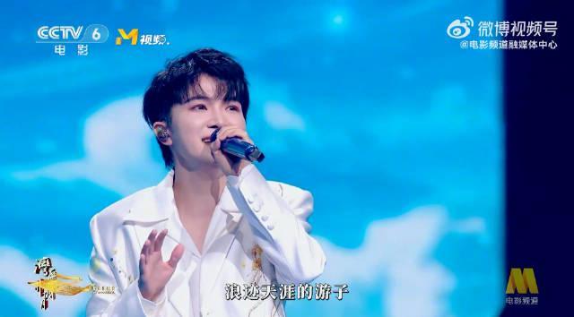 海外华人必看!周深一曲《故乡的云》为何让人瞬间破防?