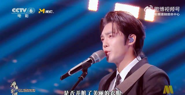 于适抱着吉他唱《亲爱的小孩》,我在海外卡成PPT!这届华人追星有多难