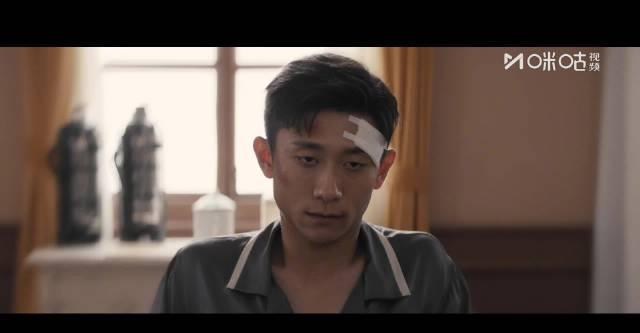 张一山新剧惊现自残式清醒!脚踩图钉对抗药物,这演技也太拼了吧