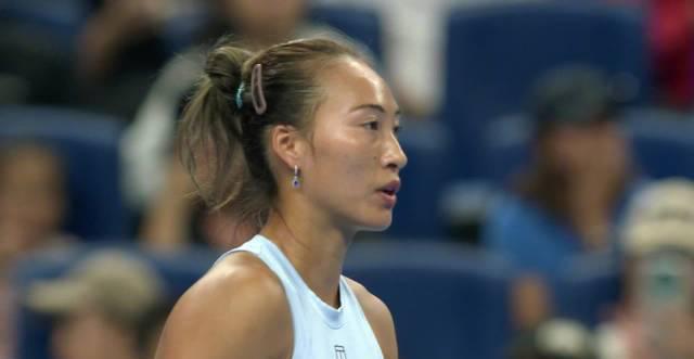 球迷的力量有多大?看郑钦文如何被粉丝的加油声拉回赛场