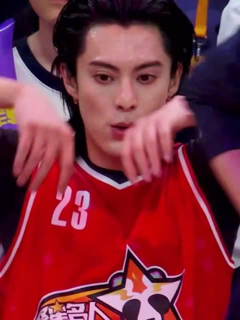 王鹤棣素颜出镜运动场,颜值爆表引发全网热议!