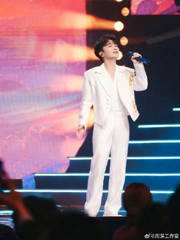 国庆必听!8首献礼歌曲震撼上线,海外党如何解锁完整歌单?