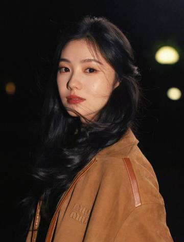 刘浩存惊艳巴黎时装周!美拉德风穿搭甜美吸睛,海外华人如何同步追星?