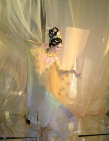 惊艳!迪丽热巴中秋嫦娥造型曝光,海外华人如何解锁完整版视频?