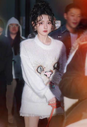 宋祖儿黑天鹅造型惊艳全网!海外华人如何解锁国内明星动态?