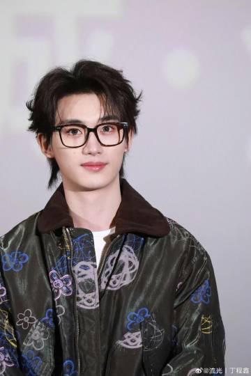 丁程鑫哈尔滨路演造型炸裂!黑框眼镜配花夹克,粉丝直呼帅到窒息