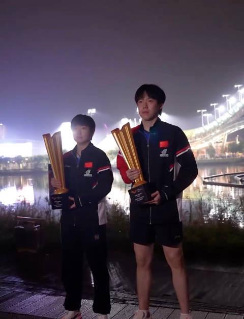 国乒包揽5冠幕后花絮曝光!孙颖莎王楚钦捧杯瞬间太燃了