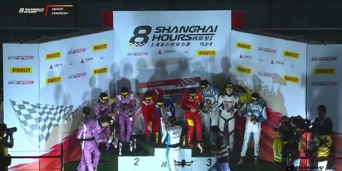 王一博赛后喝香槟引热议:赛车冠军的庆祝仪式该怎么玩?