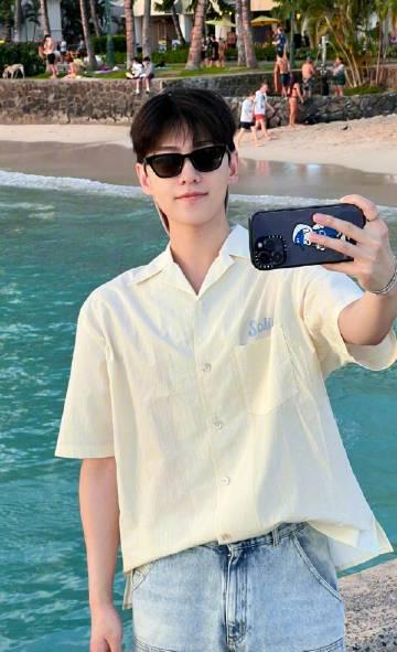 杨洋手机壳裂痕频上热搜!海外粉丝如何同步追星不卡顿?