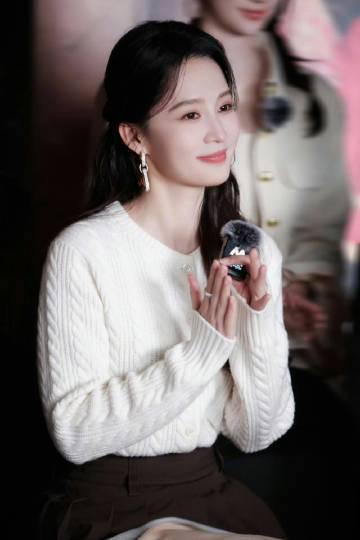 李沁造型翻车?热搜后秒换装引热议,温柔系穿搭美到犯规!