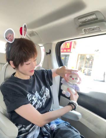 张天爱短发造型惊艳全网,巧妙配饰引爆话题,海外华人如何突破地区限制追剧