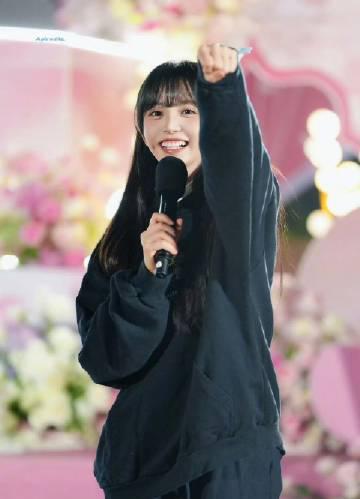 田曦薇深夜发文引热议!海外华人如何突破地区限制追星看剧?