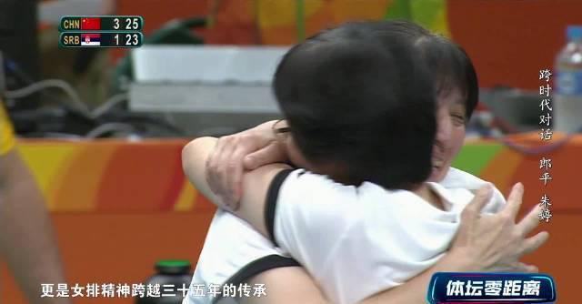 刷到郎平这段采访视频时,我正在墨尔本凌晨三点的公寓里煮泡面——她说到‘全世界都敬仰中国’时,我突然想起去年看女排直播卡成PPT的崩溃夜