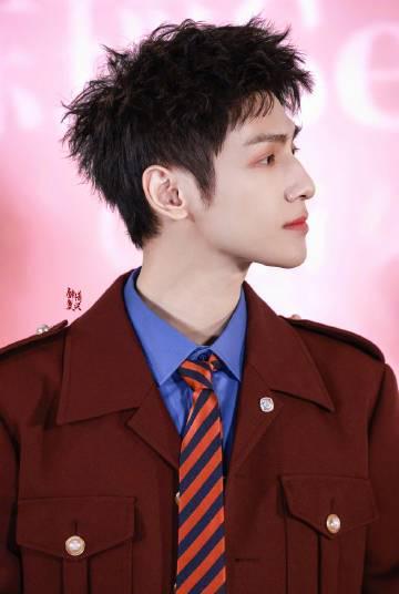 罗云熙笑倒在肖顺尧怀里!网友直呼太可爱,这对CP互动甜度爆表