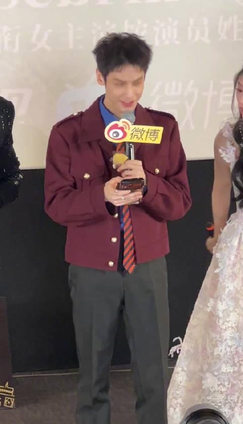 罗云熙现场玩转iPhone17双摄功能,海外剧迷如何突破地域限制追《水龙吟》