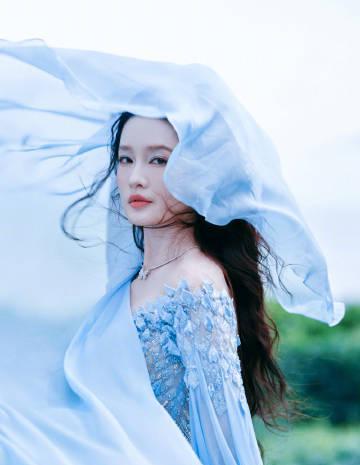 李沁ELLE晚宴惊艳亮相!蝴蝶兰仙子造型美到窒息,海外粉丝如何同步追星?