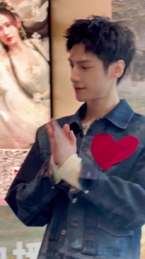 罗云熙戴工牌上班引热议!海外粉丝如何解锁《水龙吟》追剧限制?