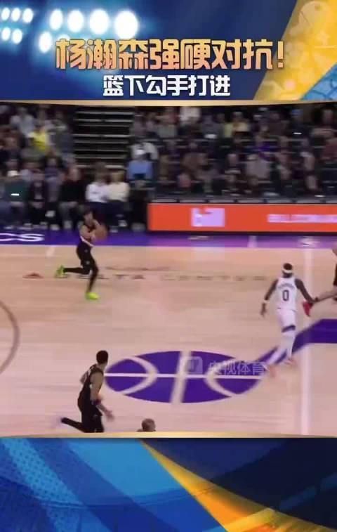 刷到杨瀚森NBA首秀勾手视频时,我正卡在海外追剧的转圈加载中——那种突破限制的畅快,太懂了