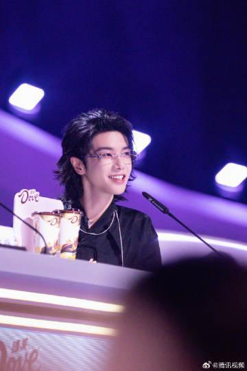 海外华人如何突破地区限制观看华晨宇担任首席评审的《声鸣远扬》总决赛