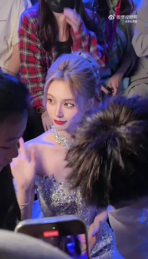 徐艺洋金发人鱼造型惊艳全网!海外华人如何突破地区限制追星?