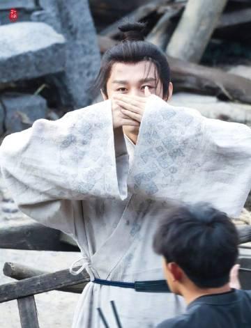 演员受伤背后:揭秘剧组安全防护的三大关键环节