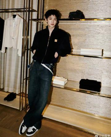 白敬亭红秋衣引爆热搜!普通人如何穿出明星同款高级感?