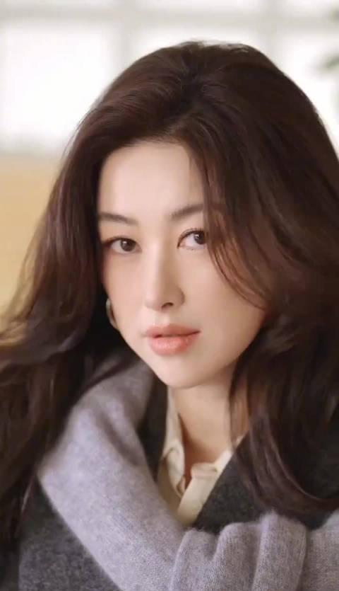 朱珠拍照霸气侧漏!一个眼神让老公自动退场,网友:这才是女王气场