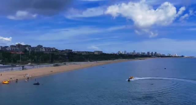 三亚马拉松惊艳出圈!蓝天碧海间奔跑,随手一拍就是大片,海外华人如何同步追看?