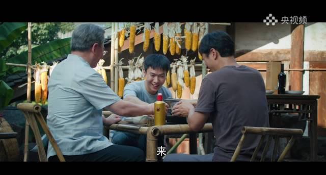 《酸汤与酒:央视频镜头下的奋斗情谊,为何让无数网友破防?》