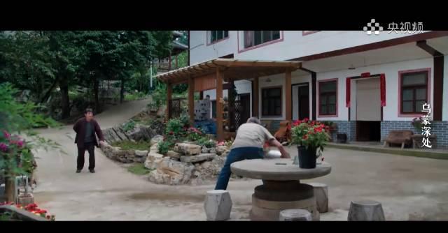 一杯清水泼街迎宾,竟成破冰妙招?看《央视频》如何用创意打破社交尴尬