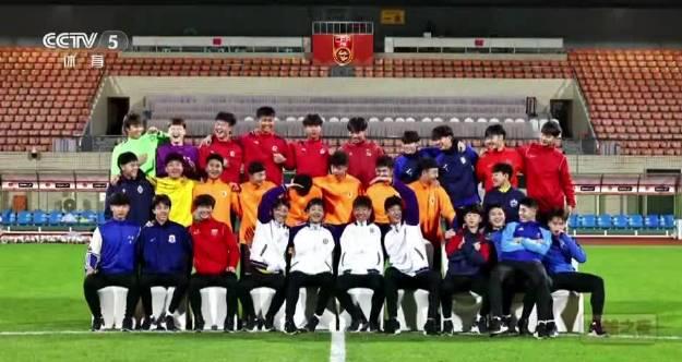 刷到U16国足晋级视频,我盯着那5个留洋小将的名字,突然想起十年前那个被卡掉的游戏