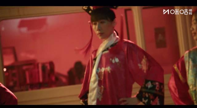 从主持梦到扮丑跳舞:张冉的流量困境与《时差一万公里》背后的行业现实