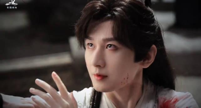 成毅《赴山海》眼神杀封神!白衣战损造型引爆全网,这江湖侠气谁顶得住?