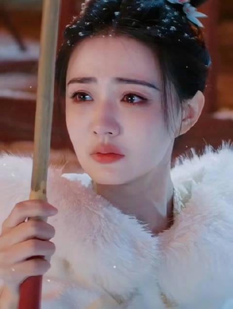 一把伞切换两种人生?徐璐雪中撑伞神级镜头,教你拍出氛围感大片!