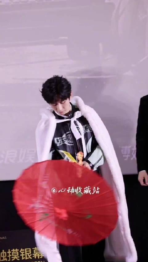 海外华人追剧遇阻?别急,先看看成毅徐璐如何用白衣红伞引爆全网热议