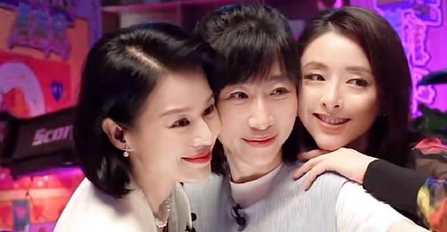 任素汐胡杏儿黄小蕾片场欢乐自拍,网友直呼:这不就是我和闺蜜拍照的样子吗?