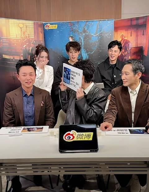 刘奕君“上手”王劲松胸肌,成毅害羞捂脸引爆笑!揭秘《长安二十四计》剧组欢乐日常