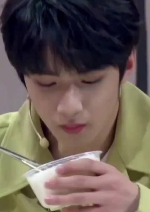 刘耀文干饭名场面引热议!黄晓明笑称“半大小子吃穷老子”,网友:这饭量太真实了