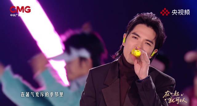 萧敬腾央视盛典再唱《海芋恋》,网友直呼DNA动了!海外华人如何解锁完整版?