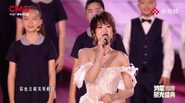 海外华人也能看!姚安娜童声合唱治愈全网,央视鸿蒙盛典温暖瞬间全记录