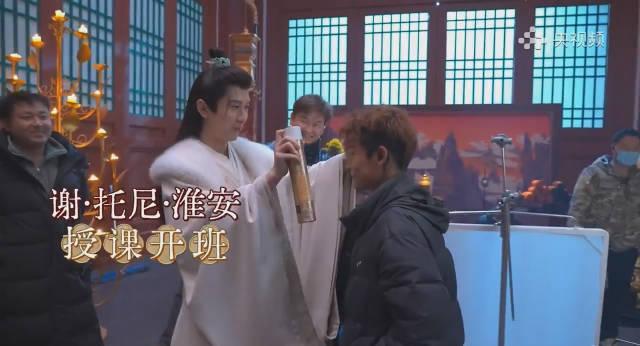 成毅《长安二十四计》片场化身全能王!演戏唱歌做发型,网友:还有什么是你不会的?